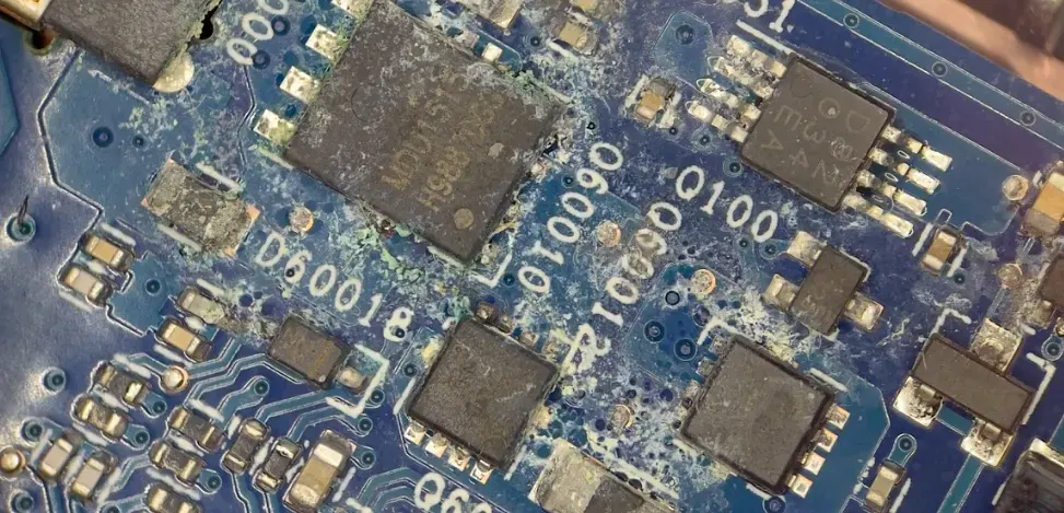 zalana płyta główna od laptopa